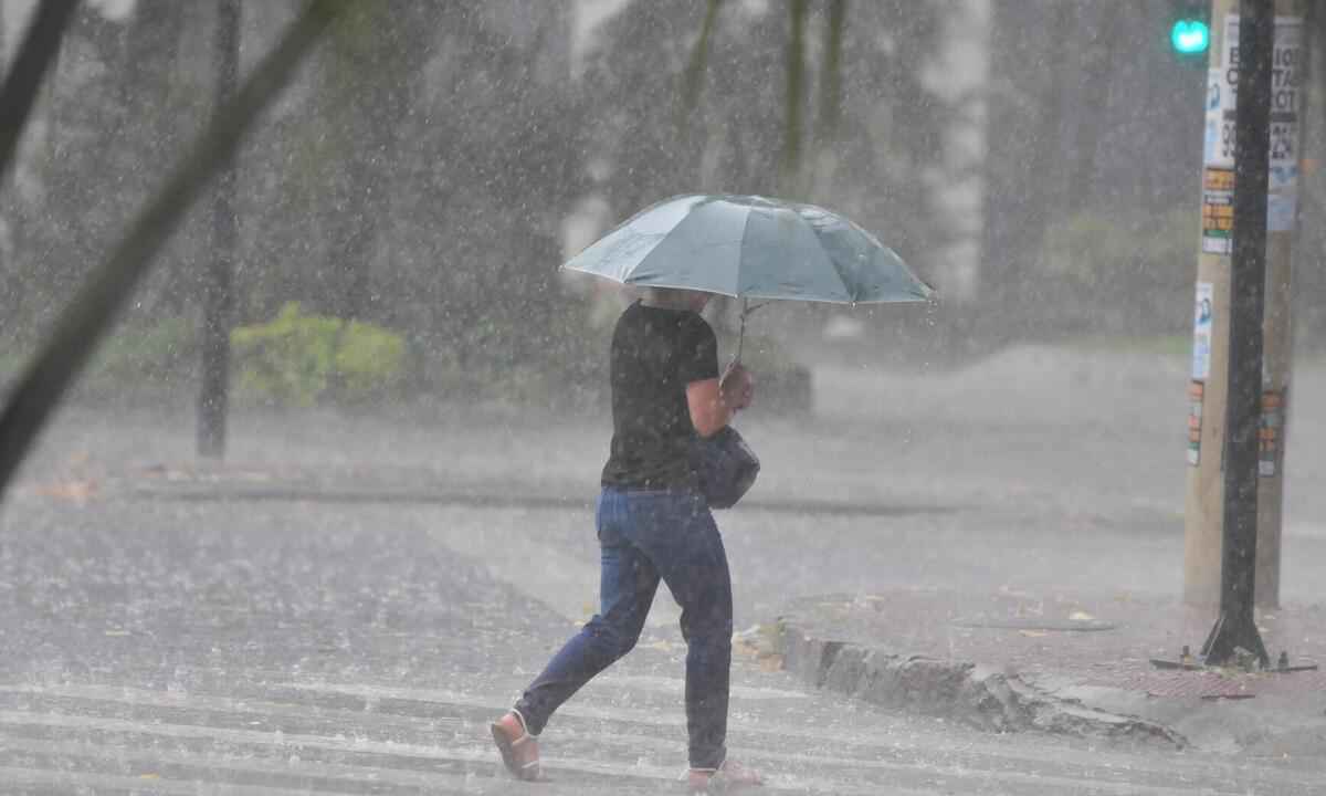 Tempestade: BH e outras 485 cidades estão sob alerta neste domingo (8/10) - Alexandre Guzanshe/EM/D.A Press