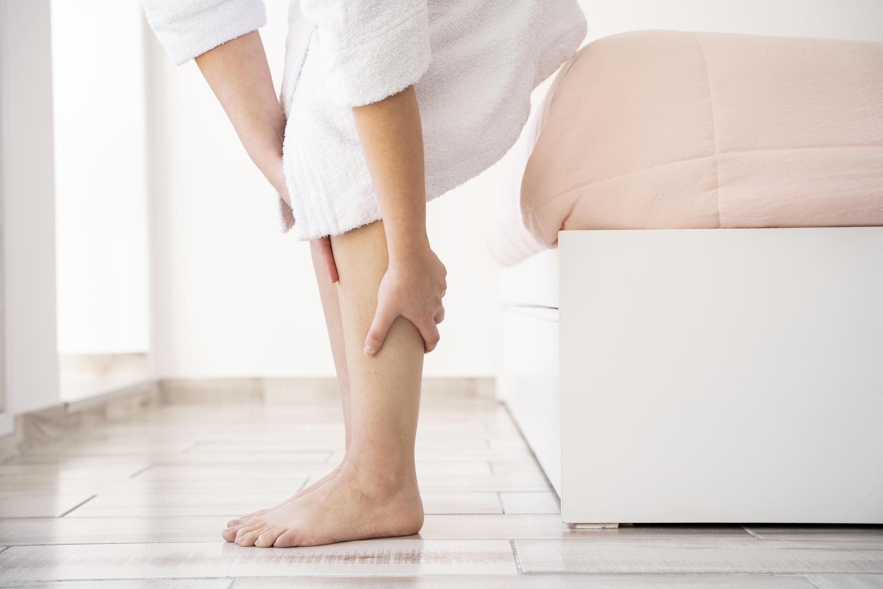 Dor e queimação nas pernas são alguns dos primeiros sintomas da trombose
