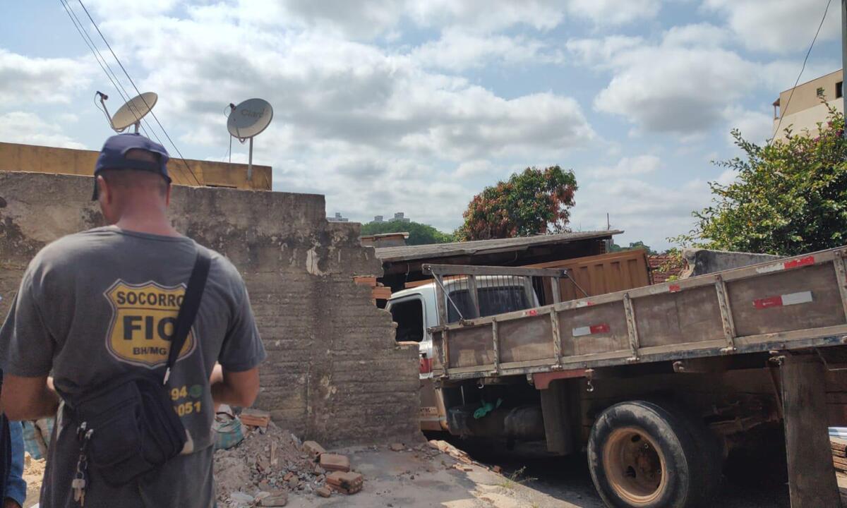 Caminhão derruba muro de uma casa e mata cachorrinha em BH - Jair Amaral/EM/D.A.Press