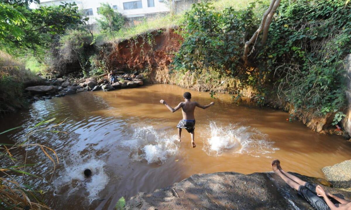 Córrego em BH vira opção para refrescar o calor  - Gladyston Rodrigues/EM/D.A.Press