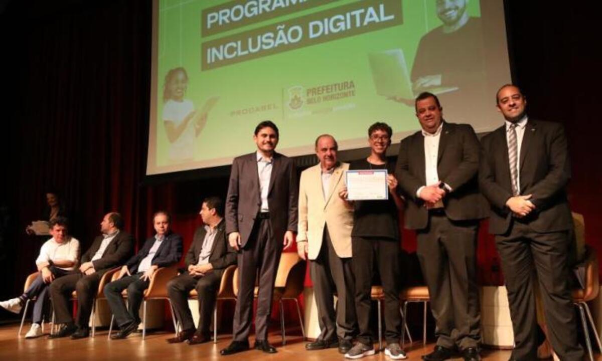Prefeito Fuad Noman celebra sinal de internet em 100% de vilas e favelas - Rodrigo Clemente/PBH