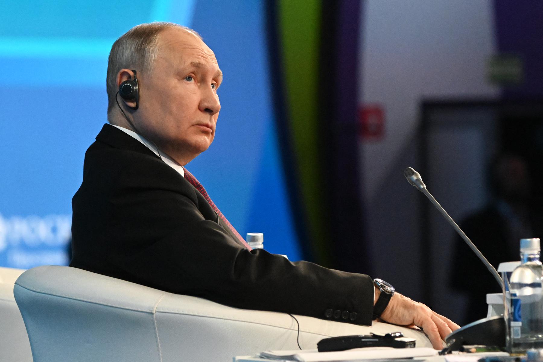 Putin afirma que EUA inflamam crise no Oriente Médio com porta-aviões - Kristina Kormilitsyna / POOL / AFP