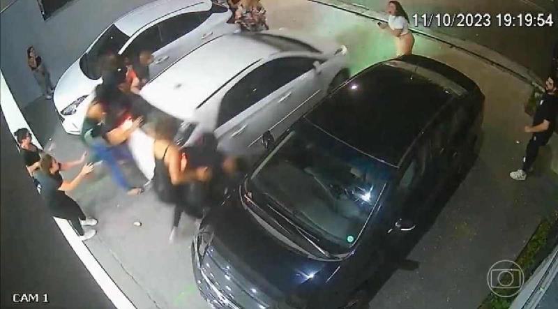 Vídeo: mulher atropela pessoas em briga por vaga de estacionamento em SP - (TV Globo/Reprodução)