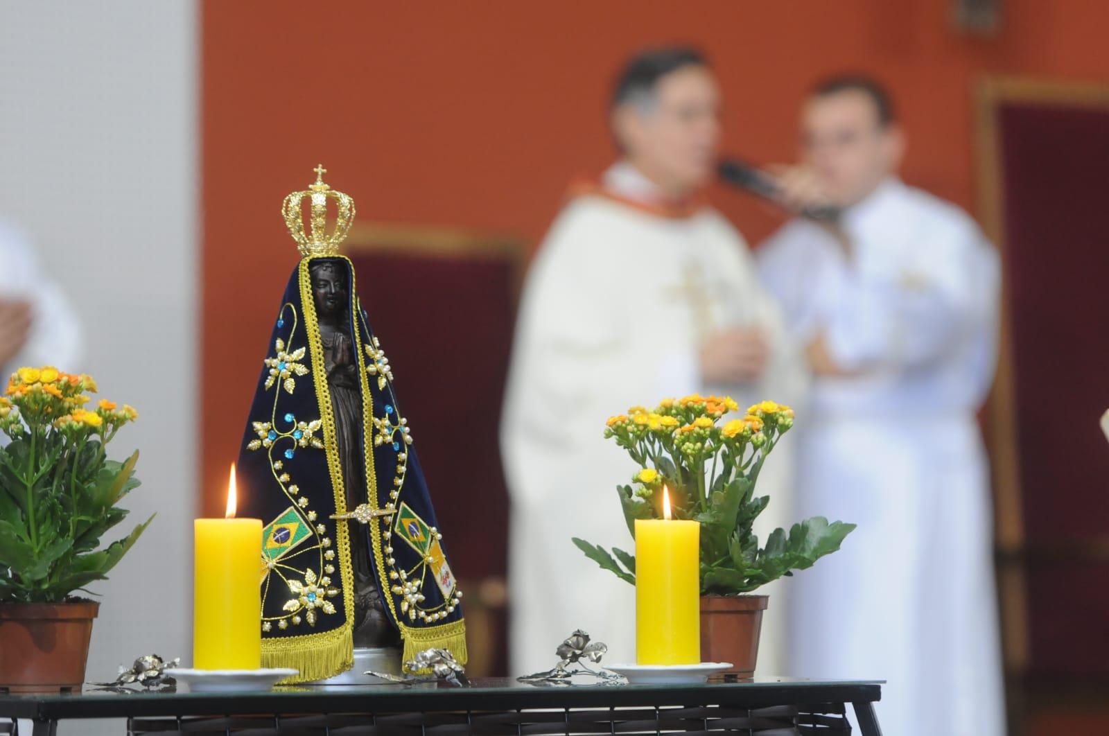 Fiéis lotam catedral em BH para celebrar dia de Nossa Senhora Aparecida - Leandrou Couri/E.M./D.A. Press