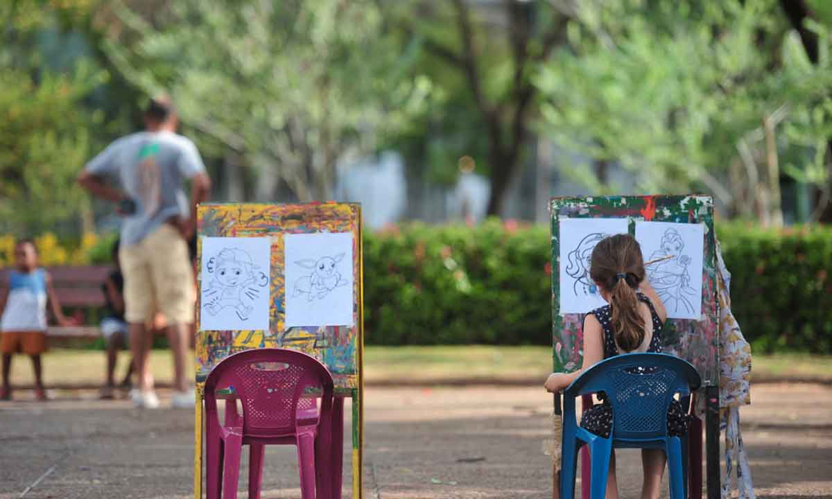 Crianças podem fazer arte à vontade no Circuito da Praça da Liberdade - Alexandre Guzanshe/EM/D.A Press