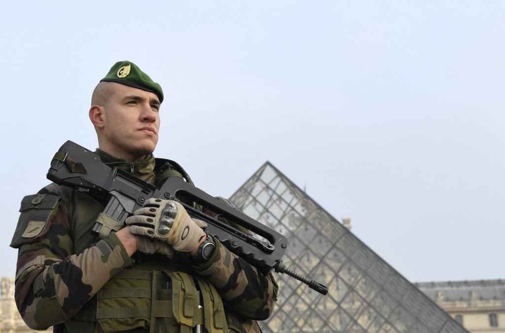 Louvre fecha por 'razões de segurança' ante temor de atentado - ALAIN JOCARD / AFP