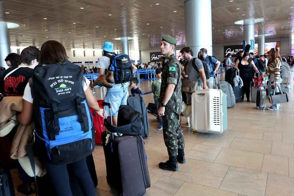 Quarto avião da FAB com resgatados da guerra em Israel chega ao Brasil - GIL COHEN-MAGEN / AFP