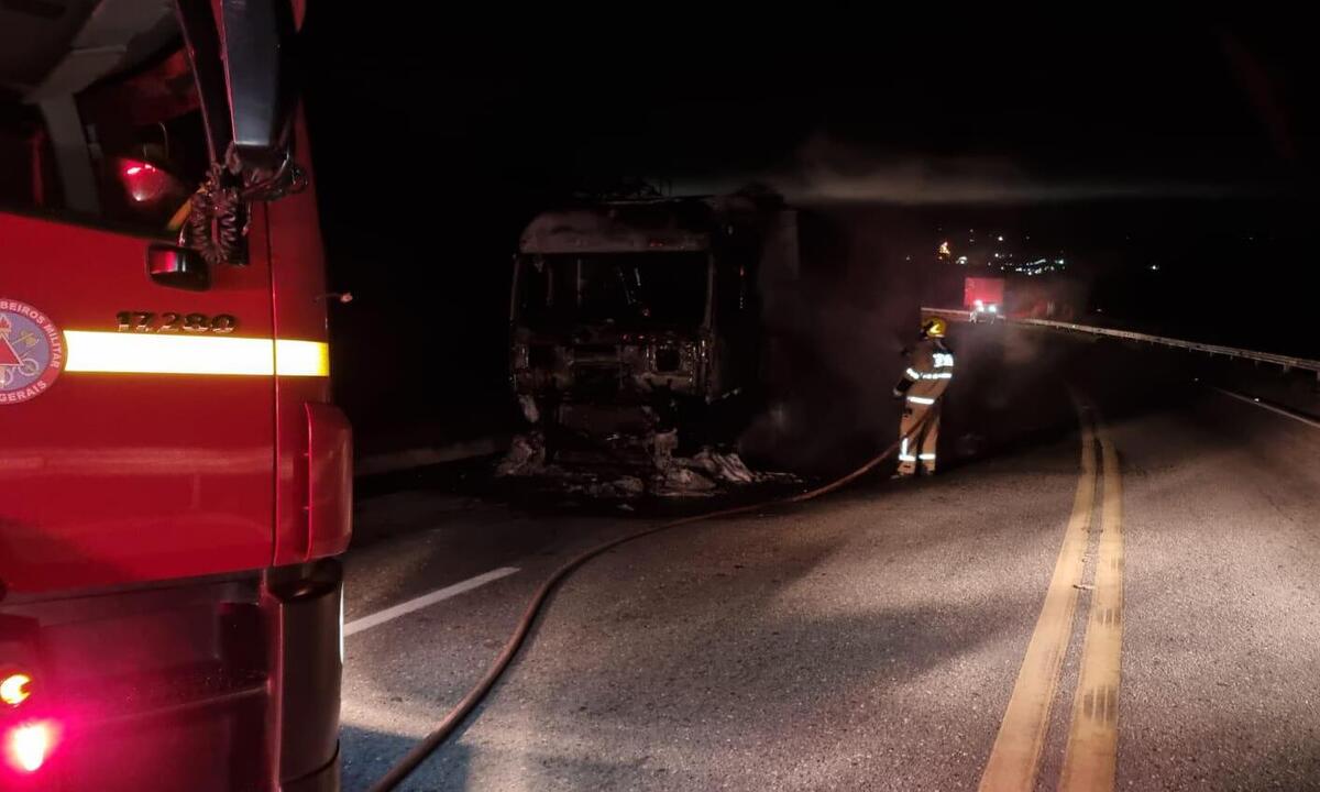Incêndio em carreta interdita BR-265 por quase uma hora em Minas - Corpo de Bombeiros/Divulgação