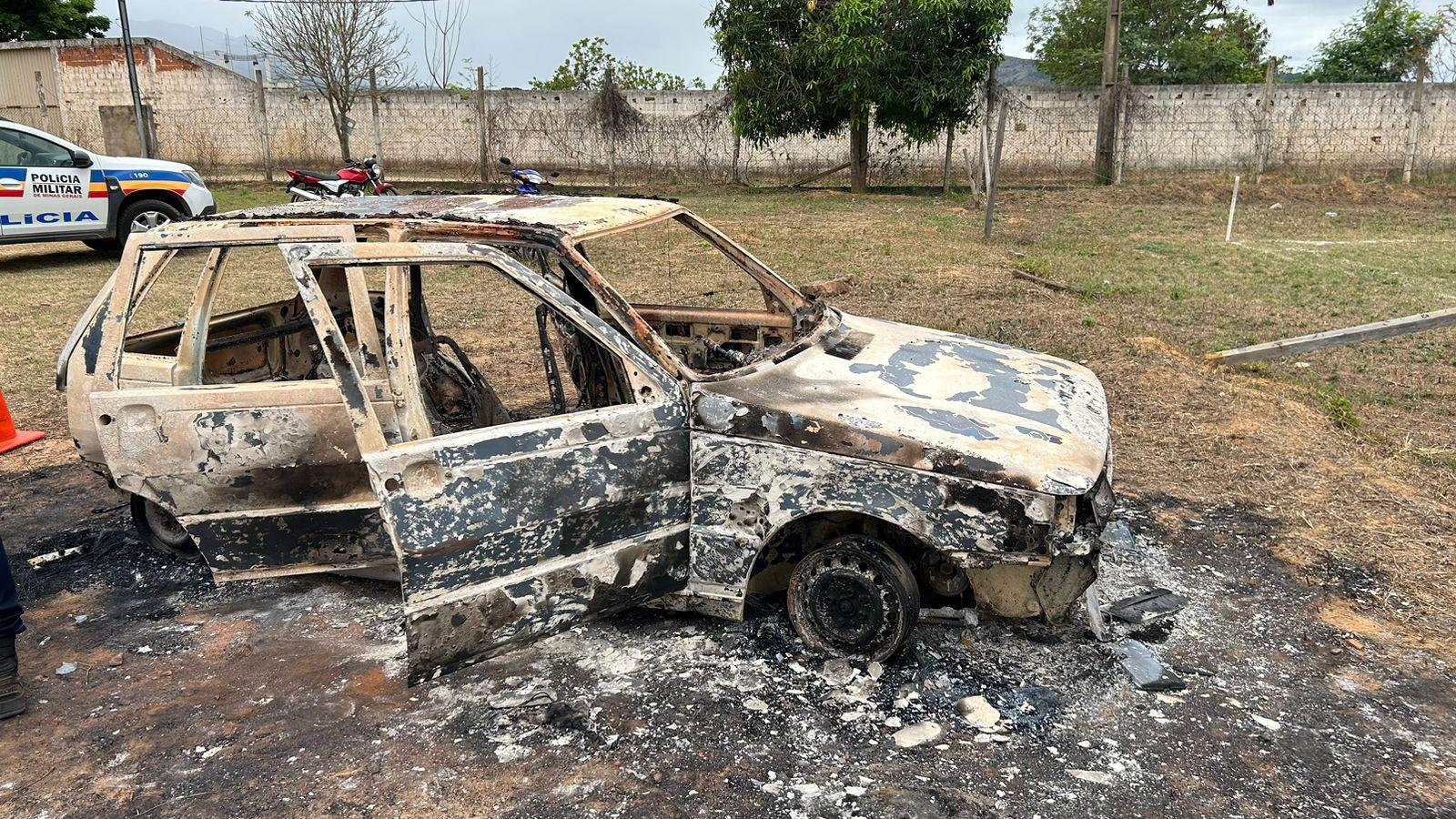 PM encontra corpo carbonizado dentro de carro no interior de Minas - PMMG/Divulgação