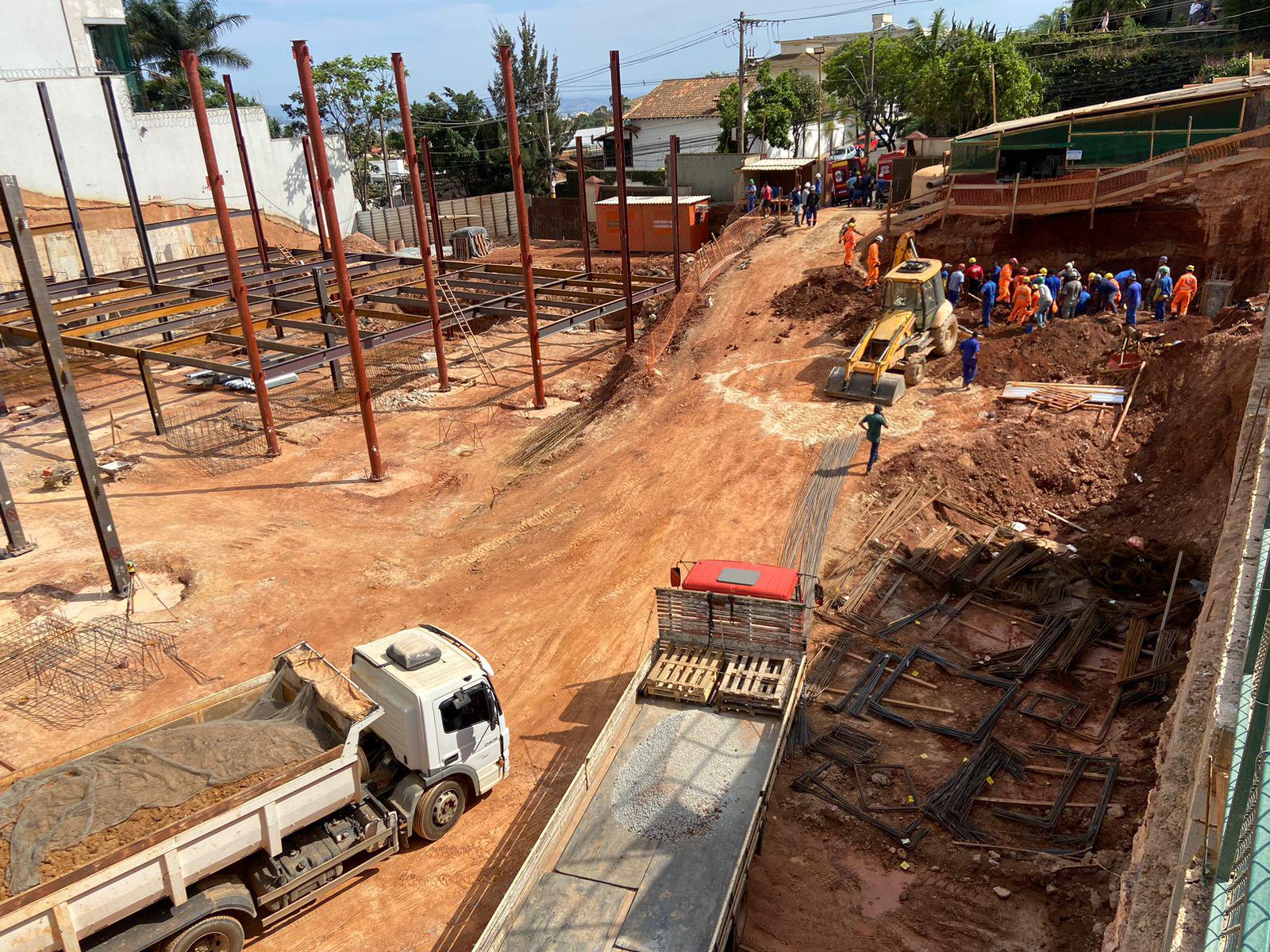 Operários são soterrados em construção de supermercado no Bairro Belvedere - Pedro Faria/EM/D.A/Press