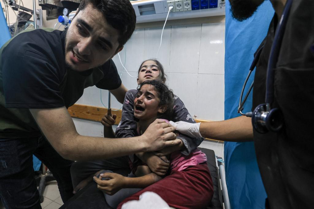 Pelo menos 500 pessoas morrem em ataque a hospital na Faixa de Gaza - Mahmud HAMS / AFP
