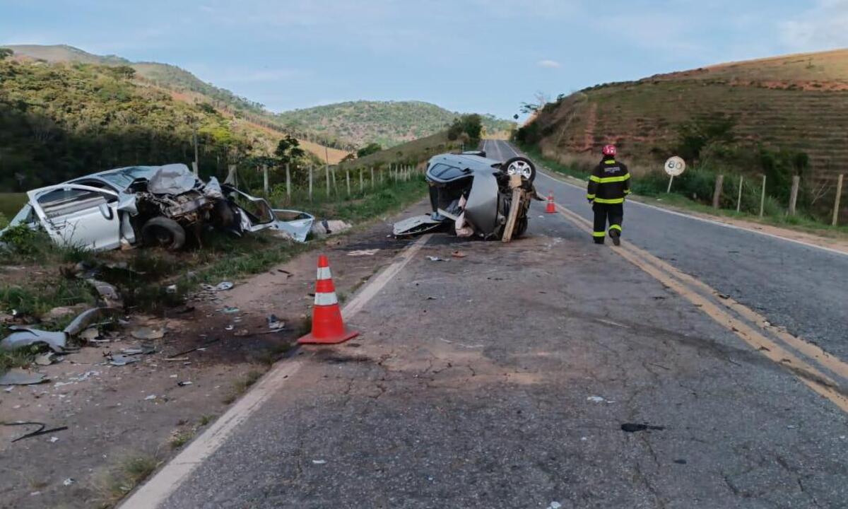 Batida entre carros na BR-262 em Minas deixa três mortos e três feridos - CBMMG