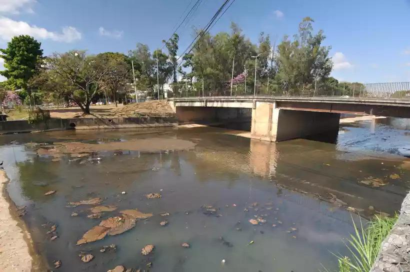 Lagoa da Pampulha: BH notifica imóveis que ainda não regularizaram esgoto - Leandro Couri / EM / D.A Press