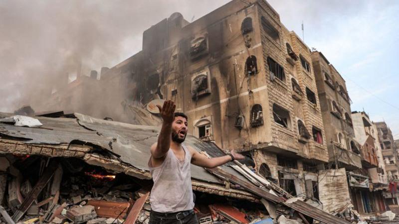 'Dói muito ouvir as pessoas vivas embaixo dos escombros e não poder fazer nada', diz palestino em Gaza - GETTY IMAGES