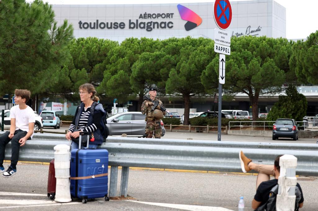 Vários aeroportos evacuados na França por ameaças de atentado - CHARLY TRIBALLEAU / AFP