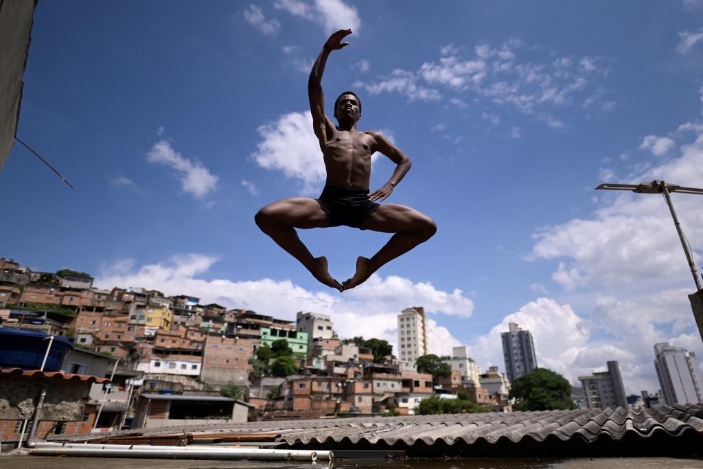 'Estou sonhando?', bailarino troca comunidade em BH por companhia de balé nos EUA - Douglas Magno / AFP