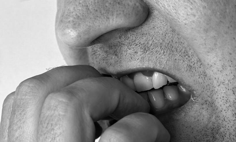  Hábito de roer unhas pode comprometer a saúde bucal; entenda