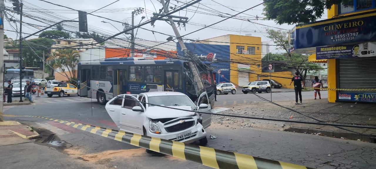 Acidente entre carro e ônibus deixa feridos no bairro São João Batista - Ethel Correa/TV Alterosa