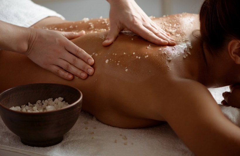Esfoliação deixa não apenas o rosto, mas todo o corpo mais saudável - Freepik