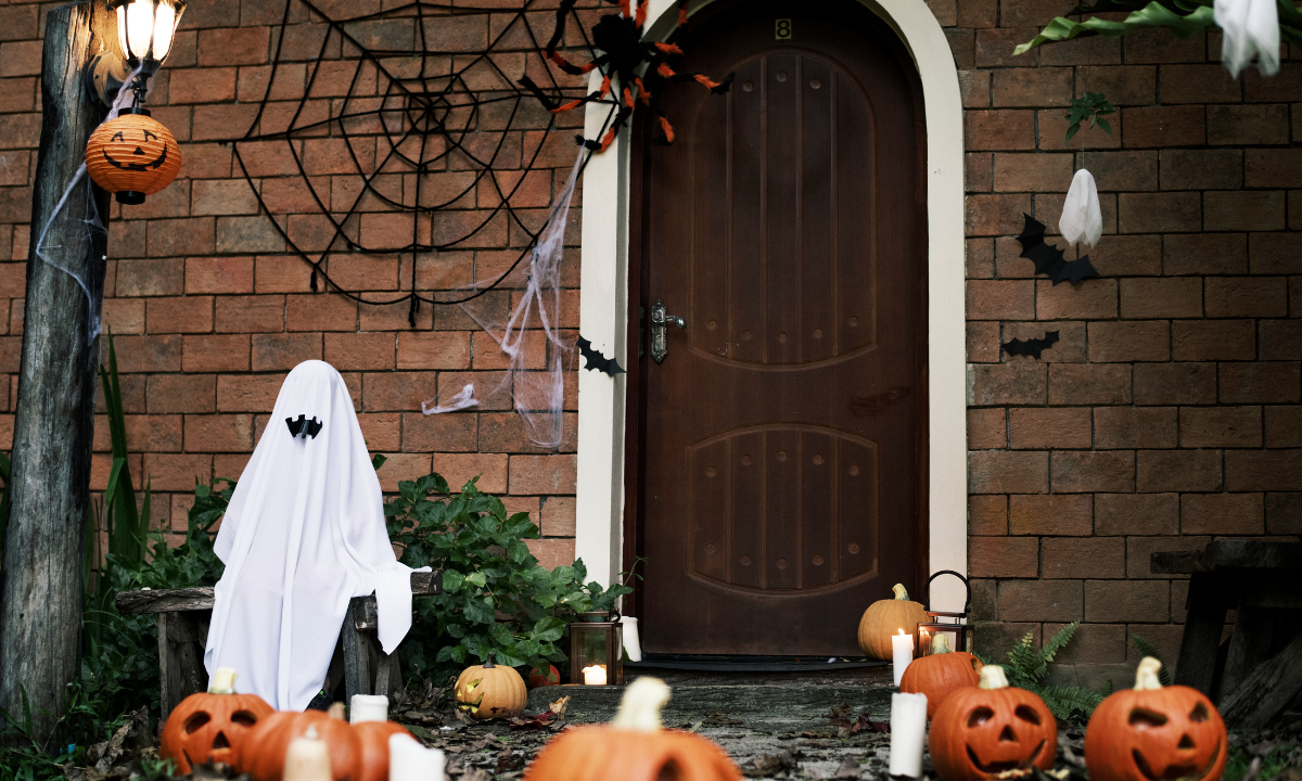 Jardineiro confunde cadáver com decoração de Halloween nos EUA - Freepik