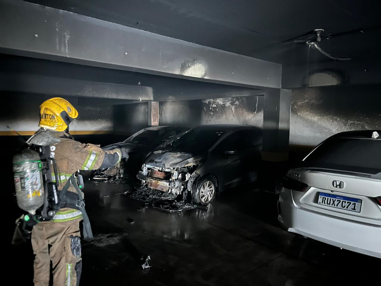 Homem invade garagem de prédio e coloca fogo em carros em BH - Imagens cedidas ao Estado de Minas