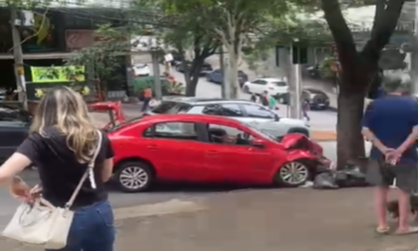 Homem embriagado bate carro em árvore de avenida no Buritis e acaba preso  - Reprodução 