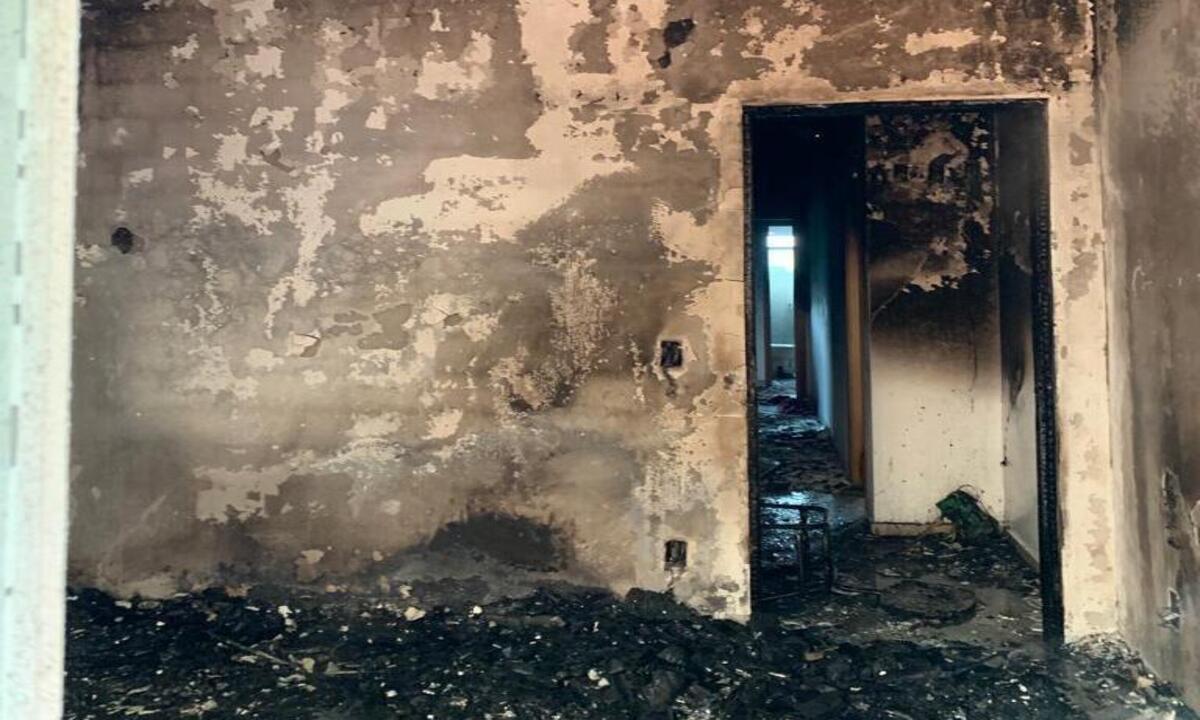 Bombeiros resgatam idosa e filho que provocou incêndio em Poços de Caldas  - CBMMG/Divulgação 