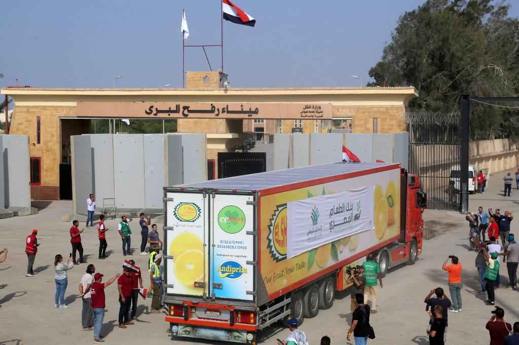 Dezessete caminhões com ajuda humanitária entram em Gaza - Mohammed Assad / AFP