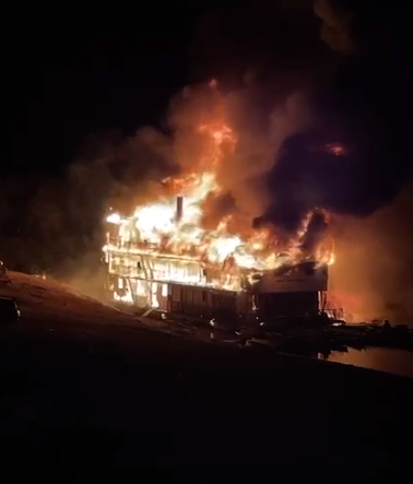 Incêndio atinge barco histórico que navegou no Rio São Francisco - Reprodução