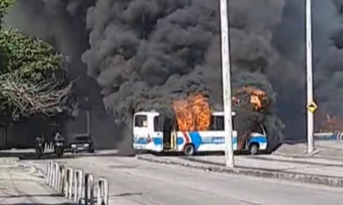 Rio de Janeiro: ao menos 27 ônibus são incendiados após morte de miliciano - Corpo de Bombeiros do Rio de Janeiro