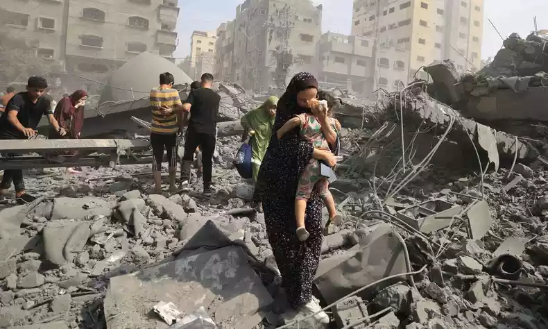 Vídeos da guerra podem provocar trauma em quem assiste, dizem especialistas - MAHMUD HAMS / AFP