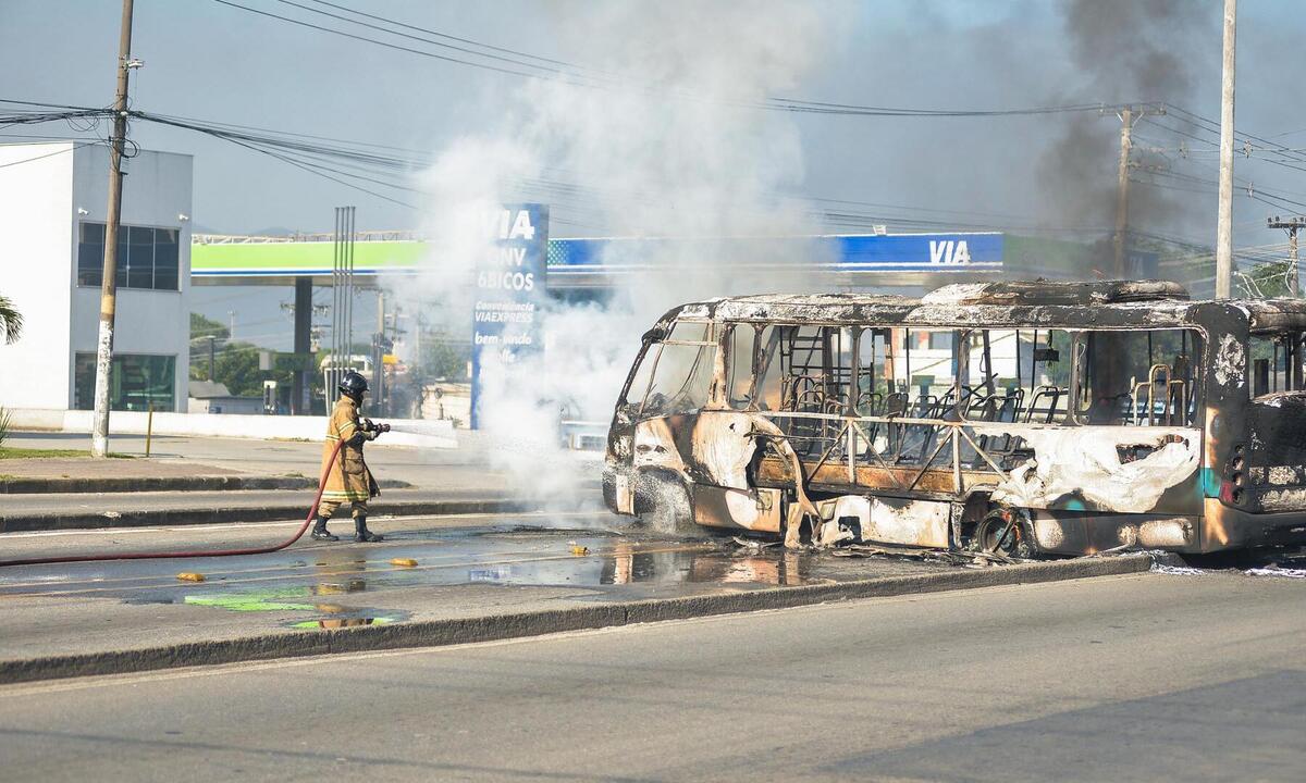 Ataque recorde a ônibus no RJ deixa prejuízo de R$ 35 milhões - Emerson Magalhães/Folhapress