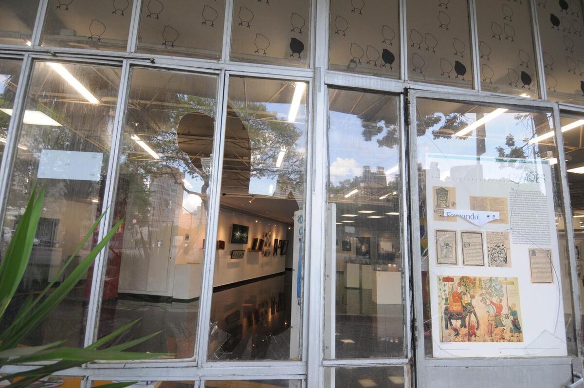 Biblioteca Pública é vandalizada, com vidros e vasos quebrados. Veja vídeo - Alexandre Guzanshe/EM/D.APress