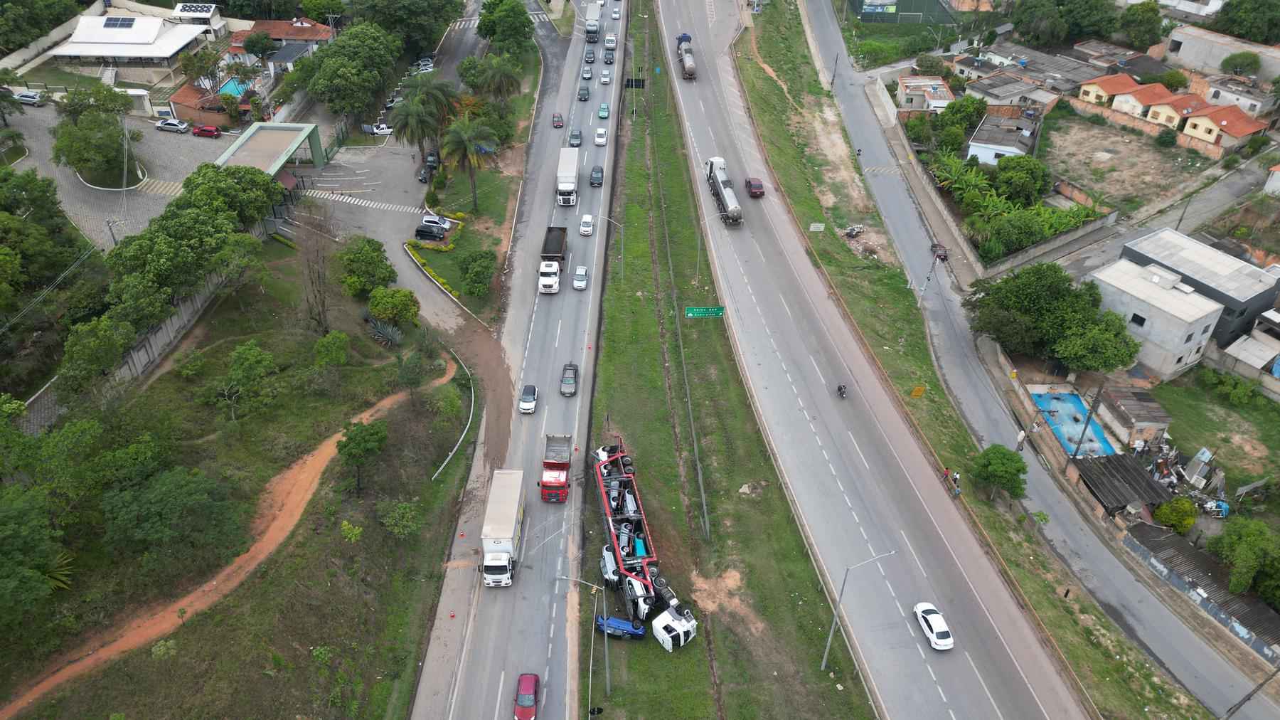 Carreta tomba e interdita BR-040, em Ribeirão das Neves