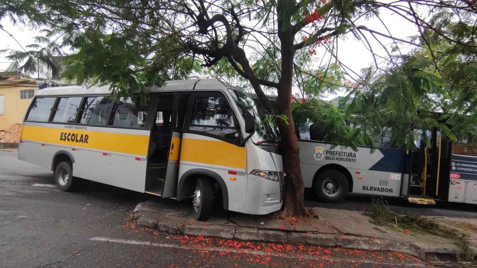 Acidente entre coletivo e ônibus escolar deixa alunos feridos em BH - Jair Amaral/E.M./D.A. Press