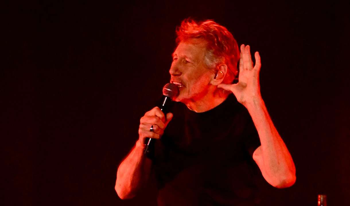 Roger Waters manda recado em show: 'Se não suporta política, vá para o bar' -  EVARISTO SA / AFP