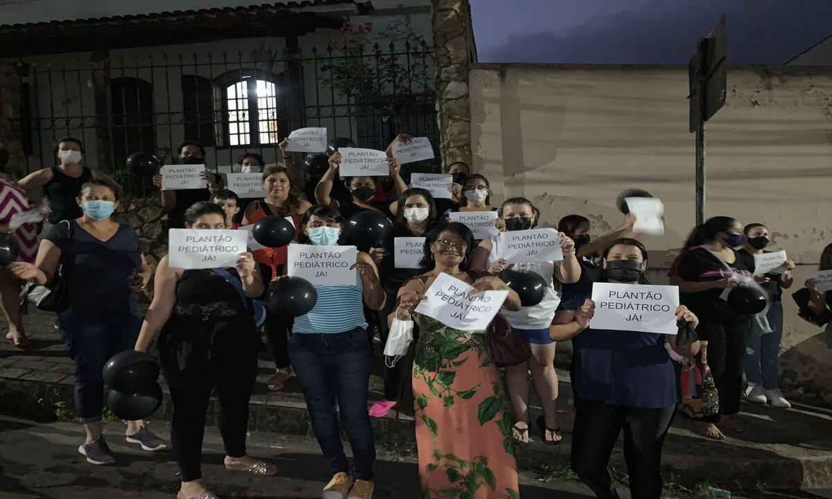 São João del-Rei: mães fazem manifestação em frente à UPA da cidade  - Redes sociais/Reprodução 