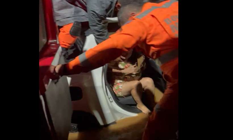 Vídeo: mulheres ilhadas são resgatadas de alagamento no Triângulo Mineiro  - CBMMG/Divulgação 