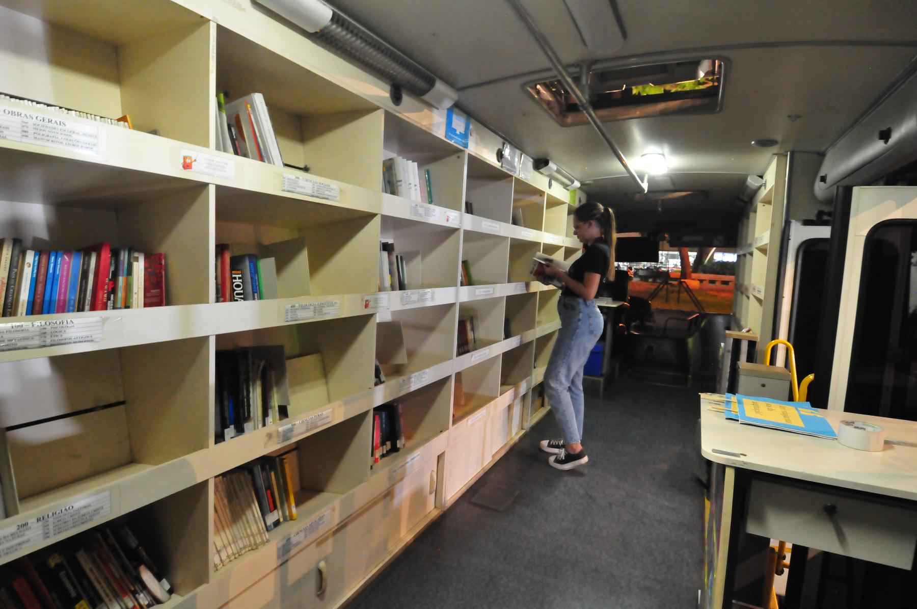 Carro-biblioteca da UFMG completa meio século de existência - Marcos Vieira /EM/DA. Press. Brasil. Belo Horizonte - MG