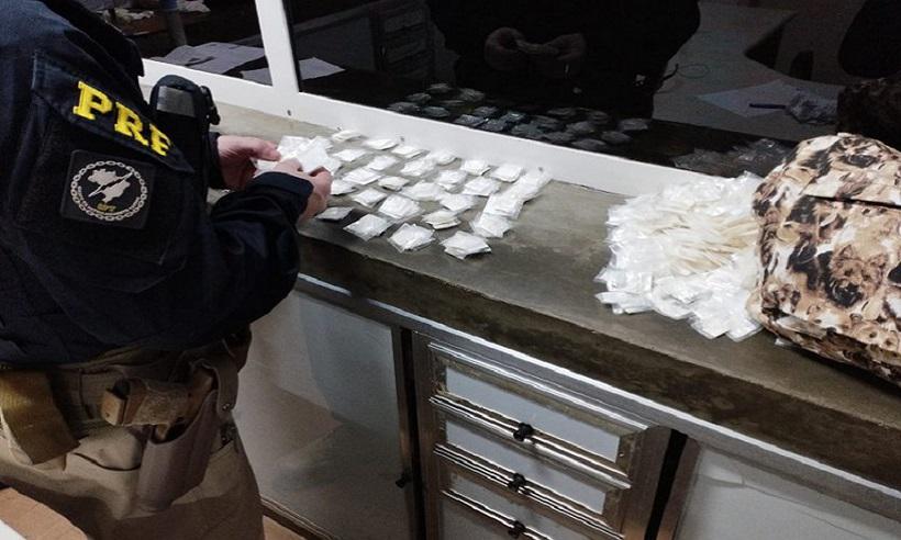 PRF apreende 2.400 papelotes de cocaína em ônibus de viagem - PRF