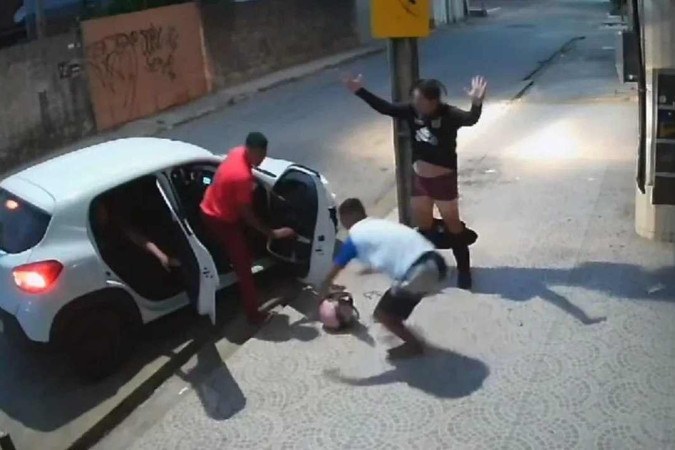 Homem é atropelado, assaltado duas vezes e deixado só de cueca na rua - Reprodução/TV Verdes Mares