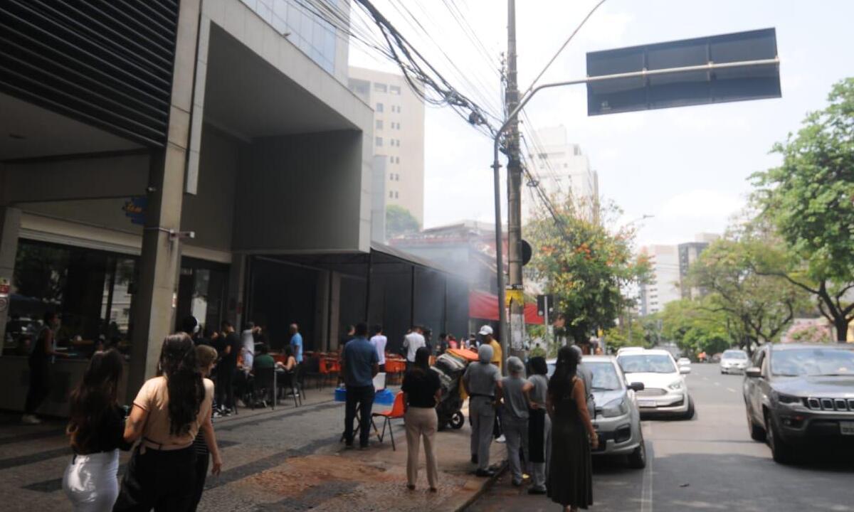 Restaurante pega fogo no Funcionários, em BH - Alexandre Guzanshe/EM/D.A Press