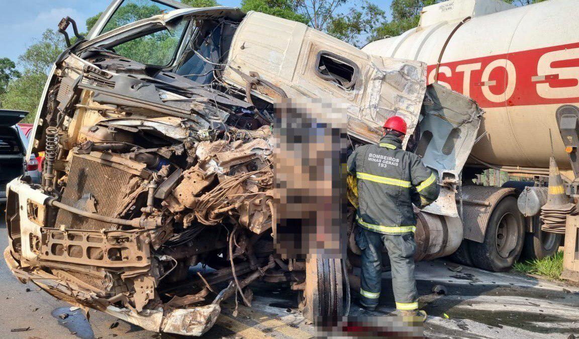 MG: Caminhoneiro morre preso às ferragens em acidente na BR-494 - Corpo de Bombeiros/Divulgação