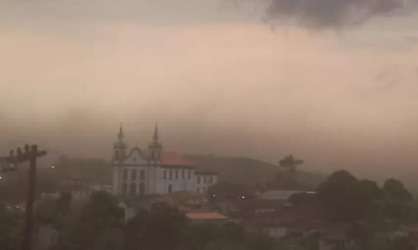 Nuvem de poeira encobre o céu de cidade de MG; confira o vídeo - Redes Sociais/Reprodução