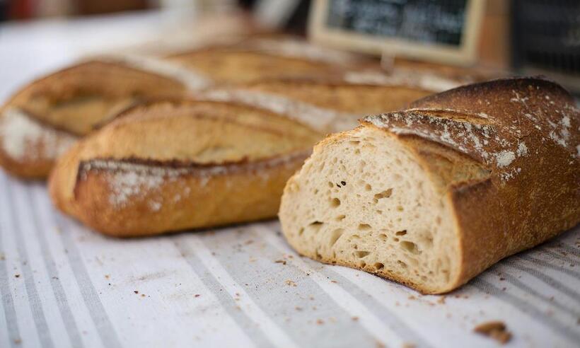 Conheça os benefícios do pão francês integral e branco
