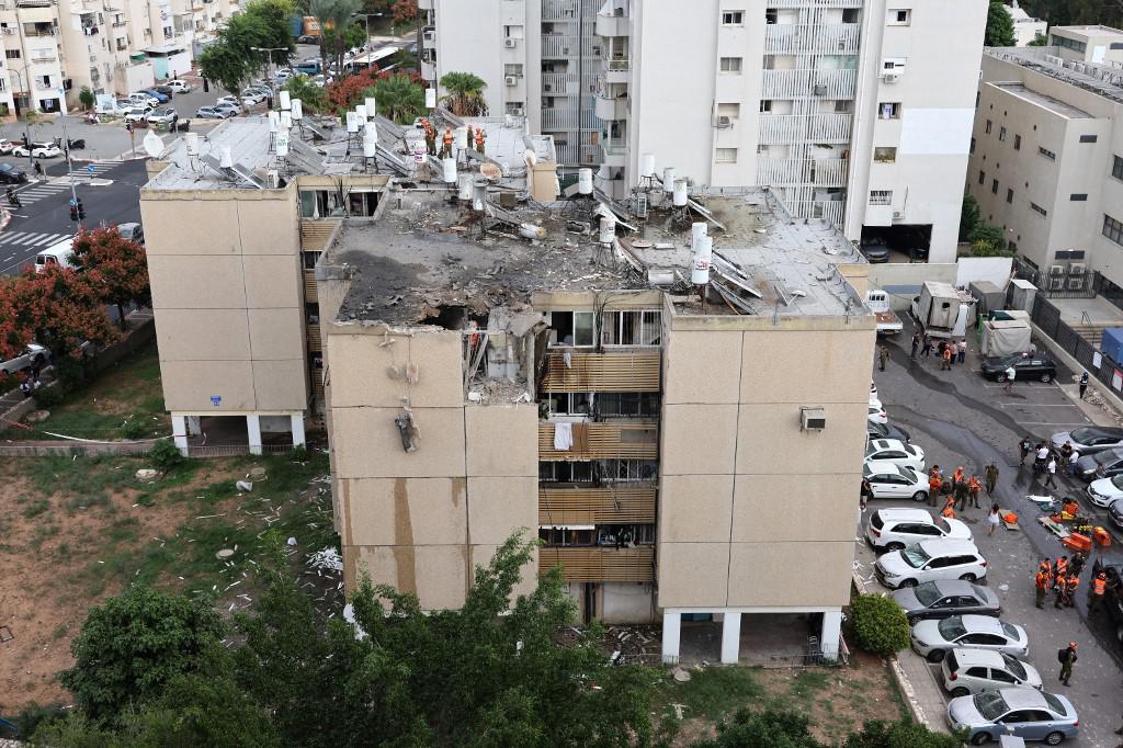 Foguete atinge condomínio em Tel Aviv e deixa feridos, Hamas assume ataque - JACK GUEZ / AFP
