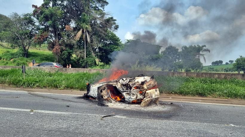 Mulher morre carbonizada após carro capotar e pegar fogo na Fernão Dias - Redes sociais