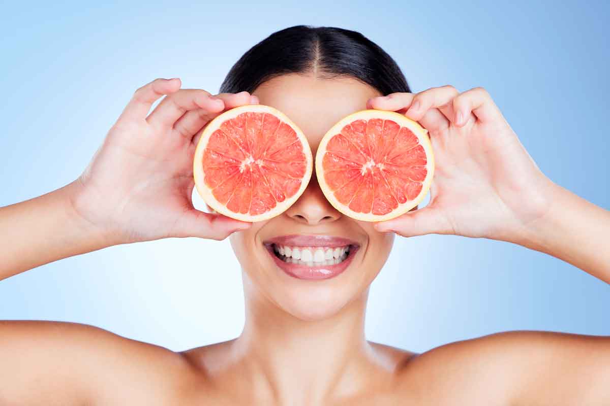 Por que adicionar vitamina C à rotina de cuidados com a pele?