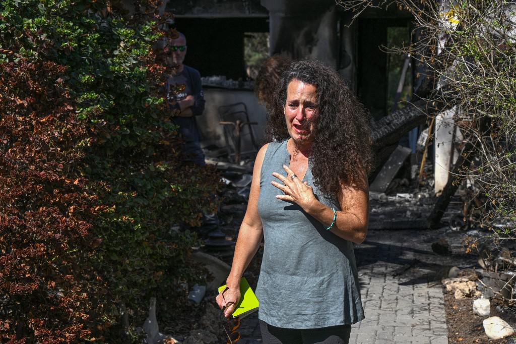 De volta ao seu kibutz queimado, uma mãe israelense teme pelos filhos sequestrados - YURI CORTEZ / AFP