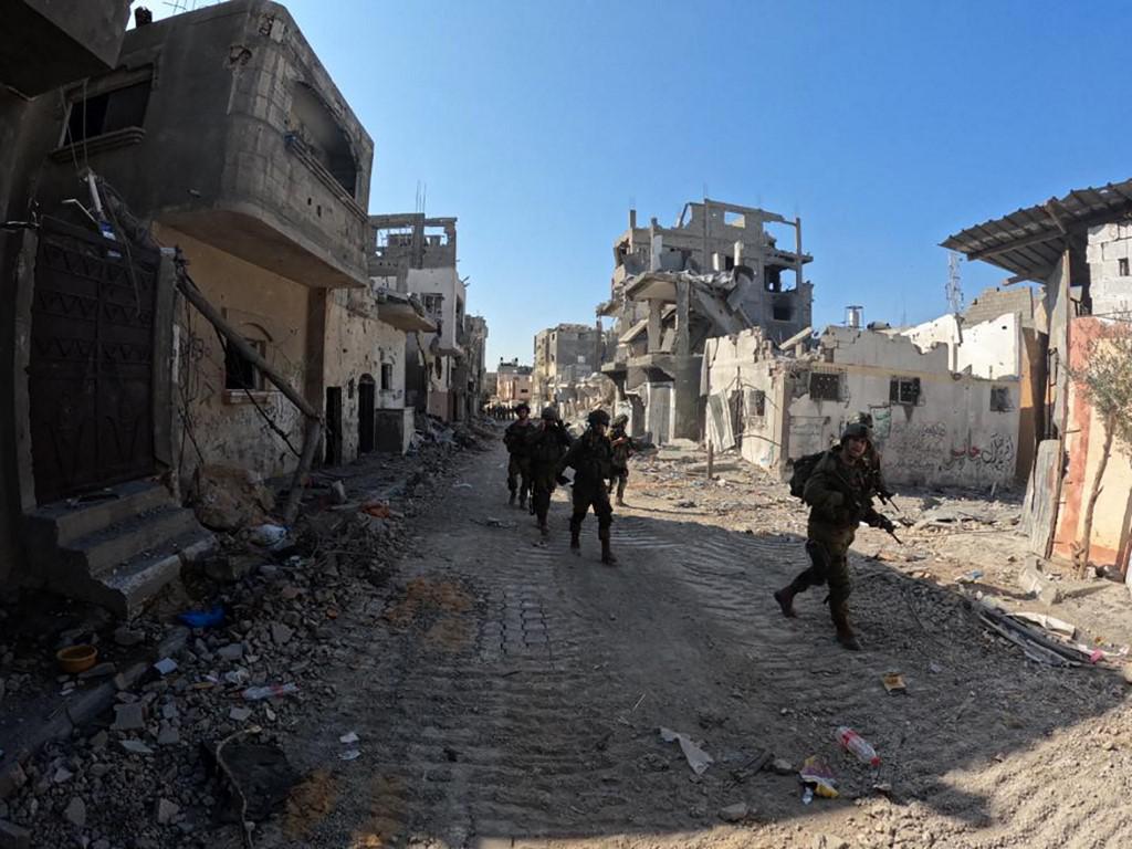 Exército de Israel avança entre ruínas em Gaza e Netanyahu descarta cessar-fogo - Israeli Army / AFP